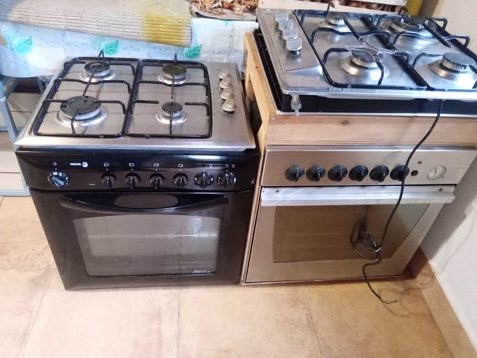 Fogão , três placas a gás mais um forno eléctrico.