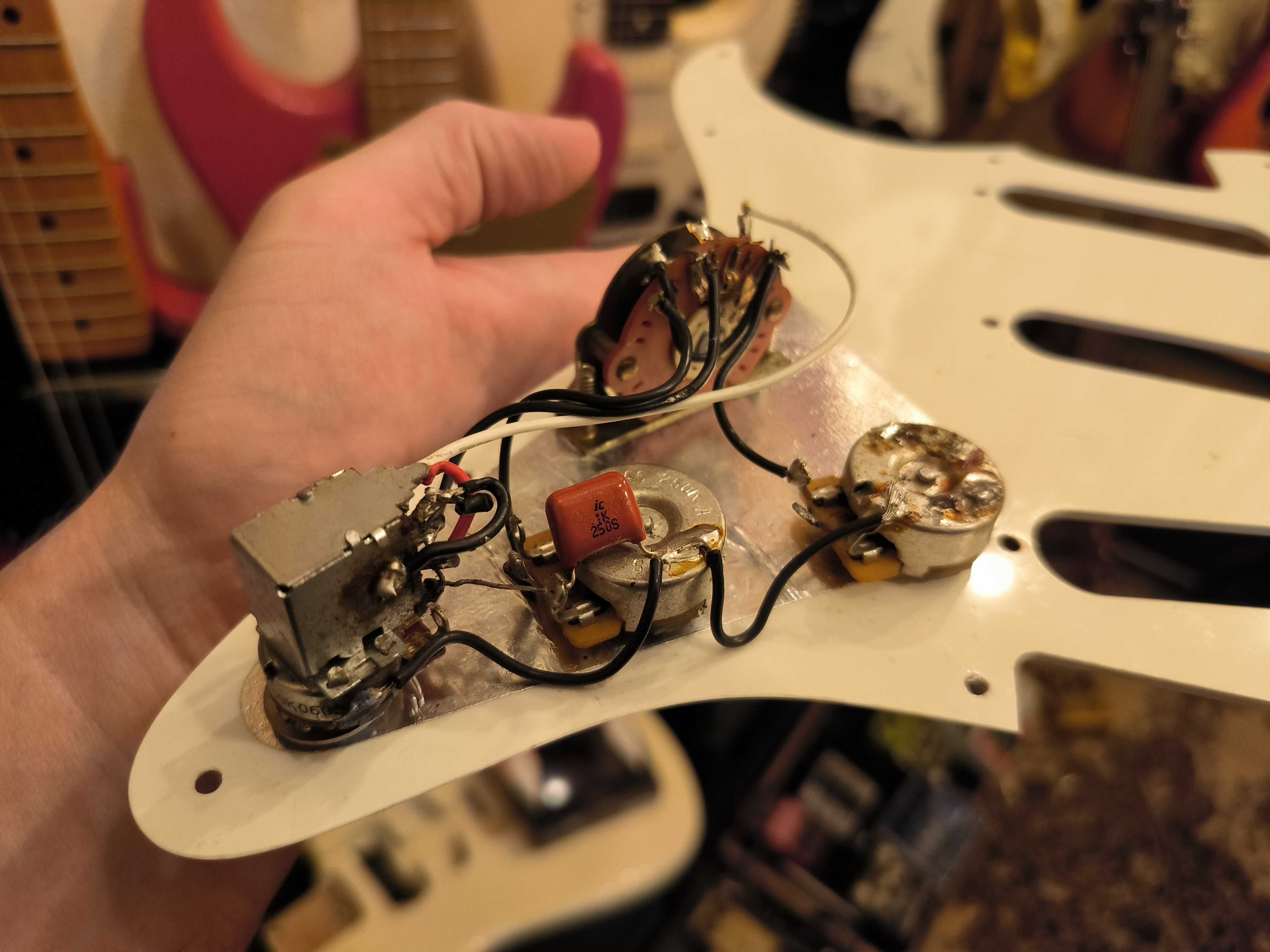Пікгард + темброблок Fender з відсічкою (без датчиків) + пластик