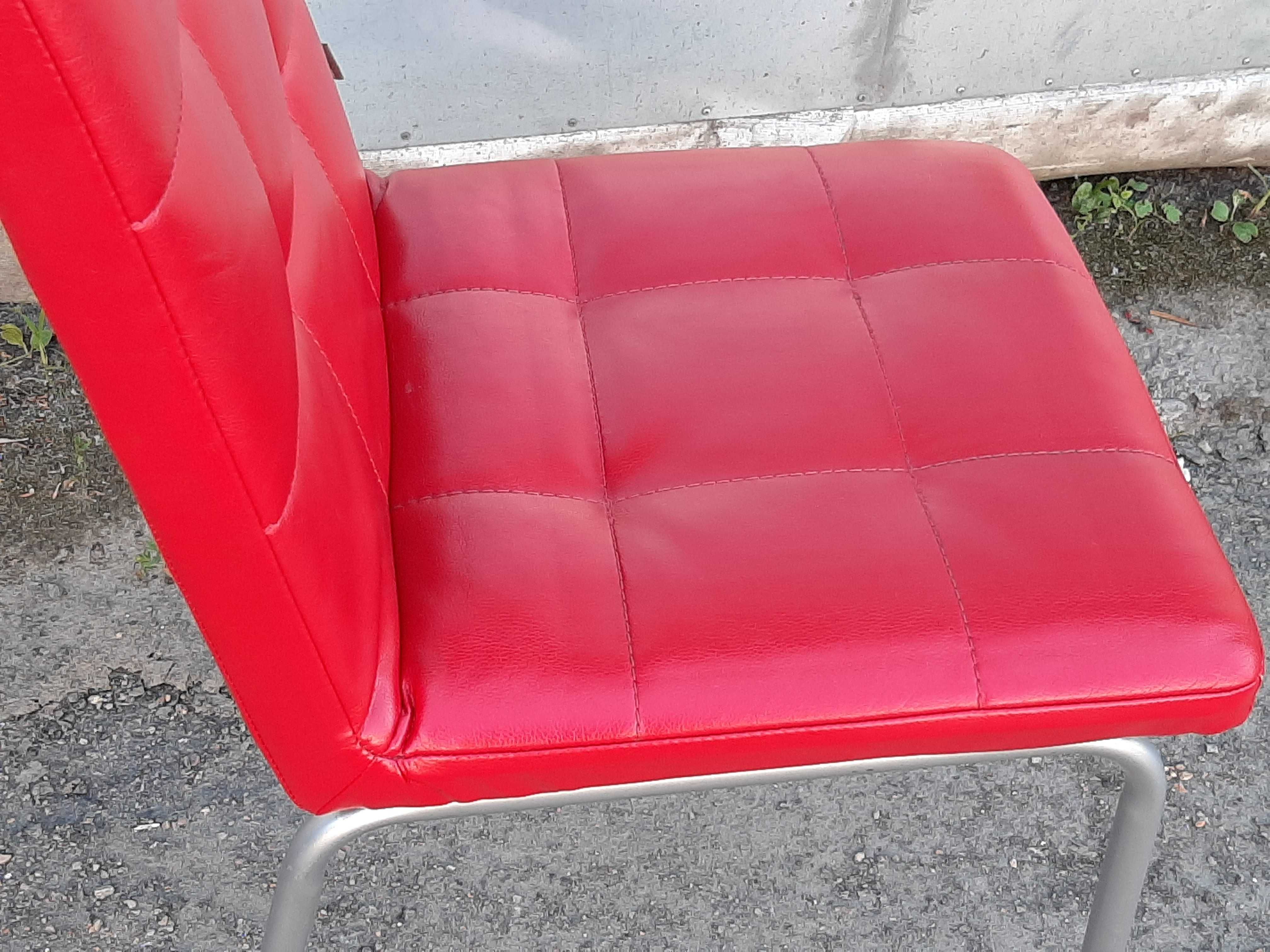 Красные мягкие стулья из кожзама – 1300 грн.