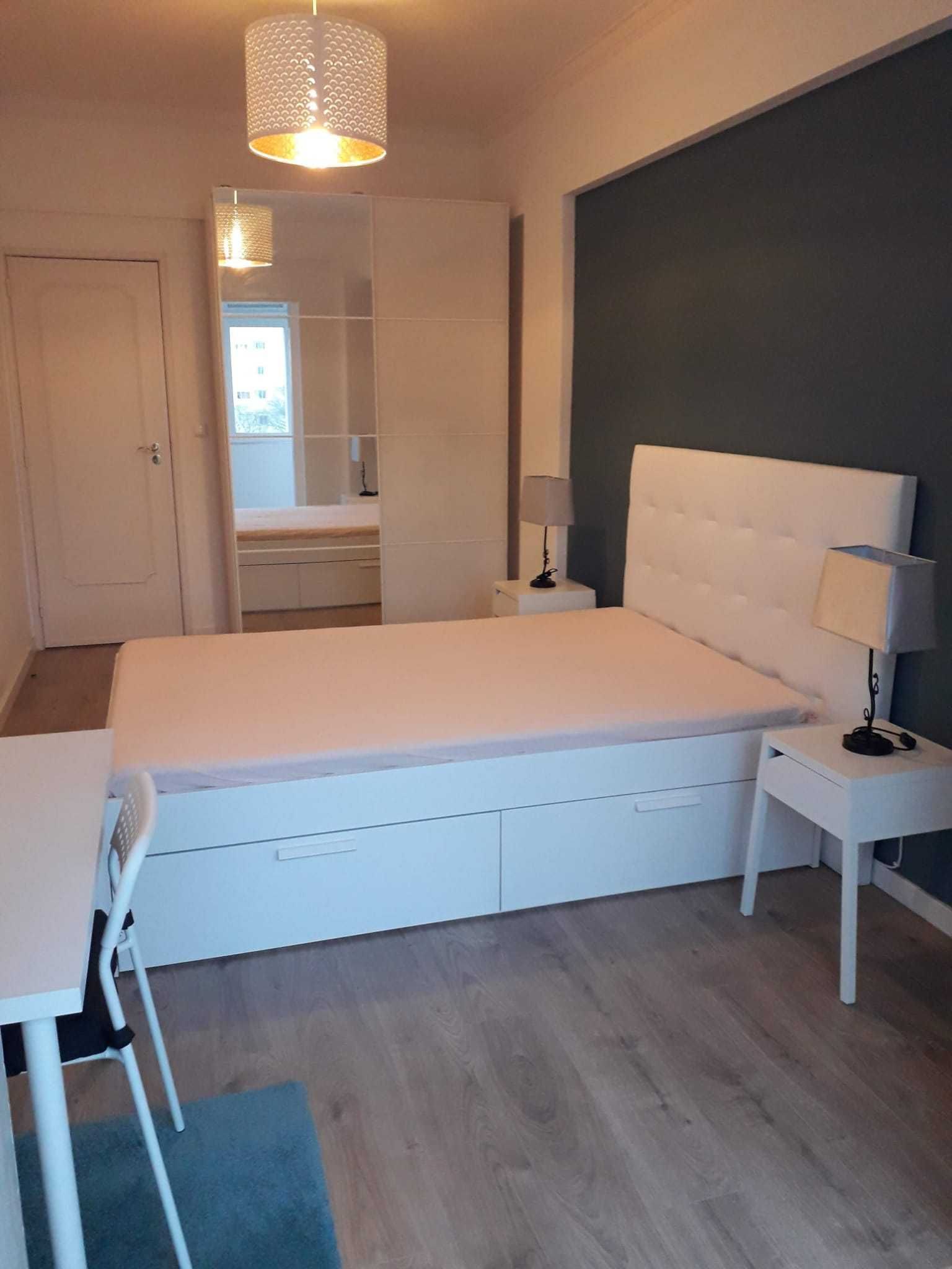 Alugo quarto a rapariga