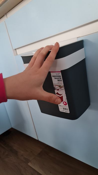 Pojemnik na obierki, odpadki, na drzwi szafki kuchennej, wiszący