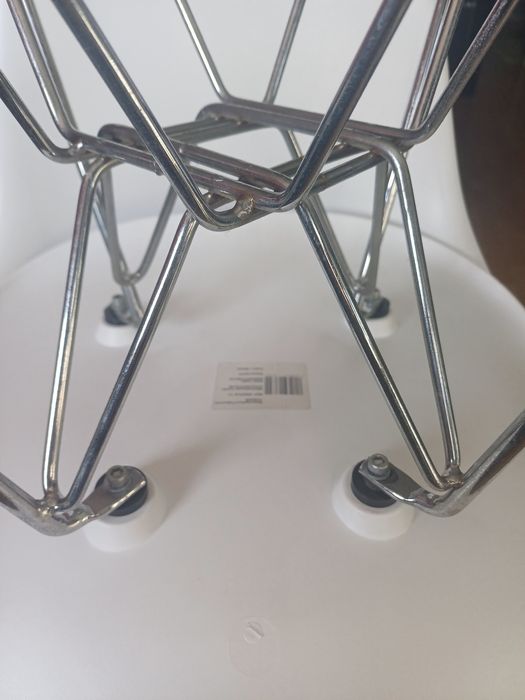 Cadeiras de bar  brancas e cromadas Praticamente novas. Cada uma 80€