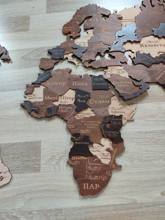 Дерев'яна мапа світу.