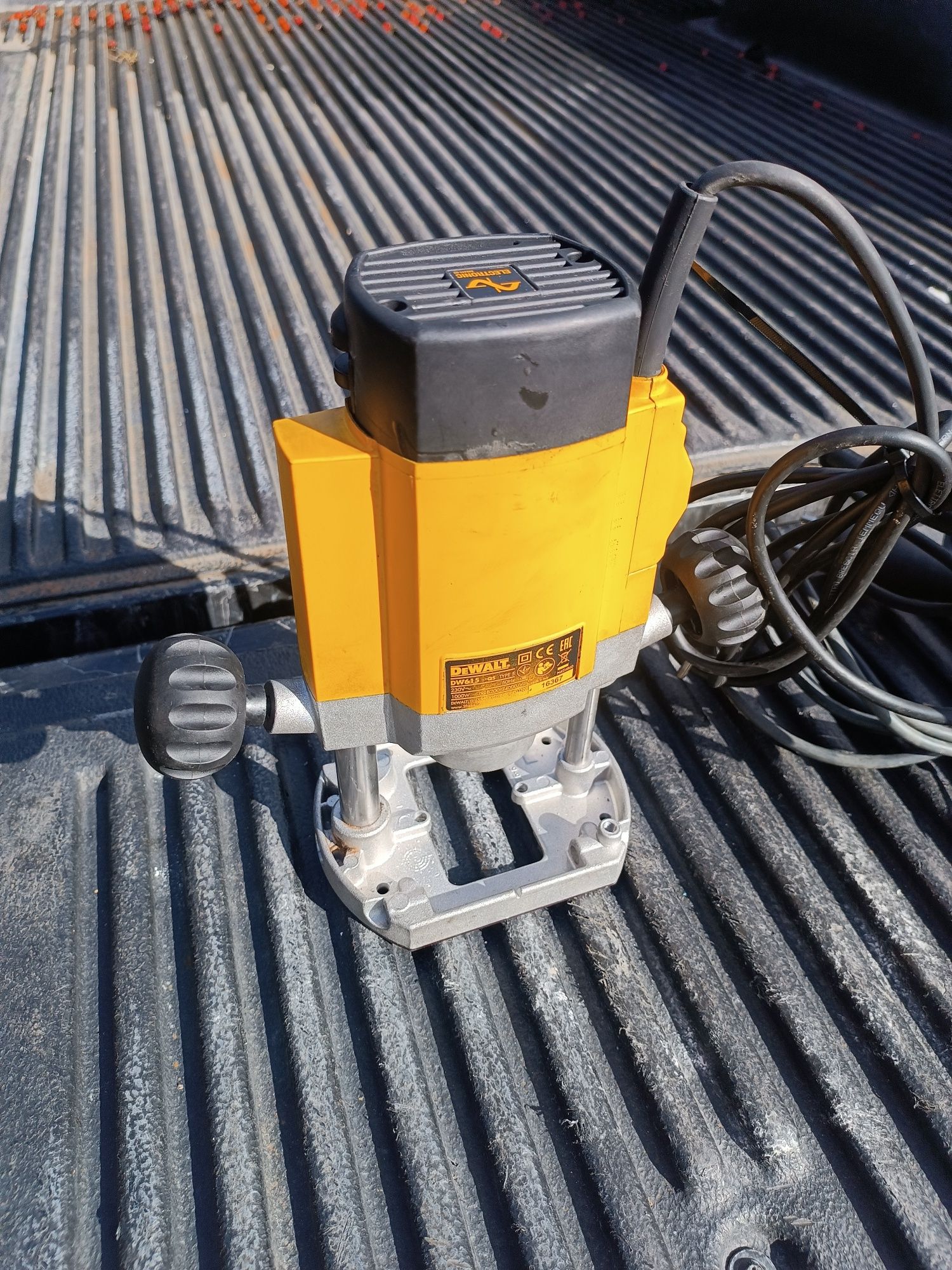 Frezarka gòrnowrzecionowa DW 615 DeWalt dw609