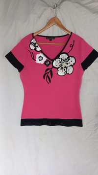 Blusa rosa m/curta com aplicações a preto e branco