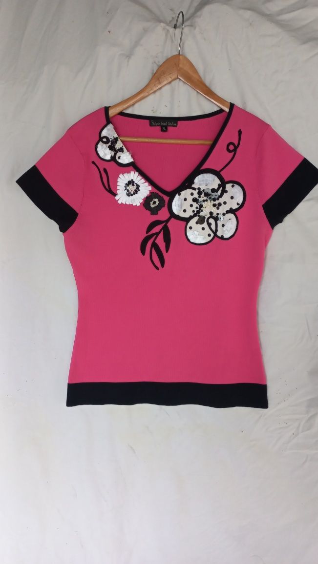 Blusa rosa m/curta com aplicações a preto e branco