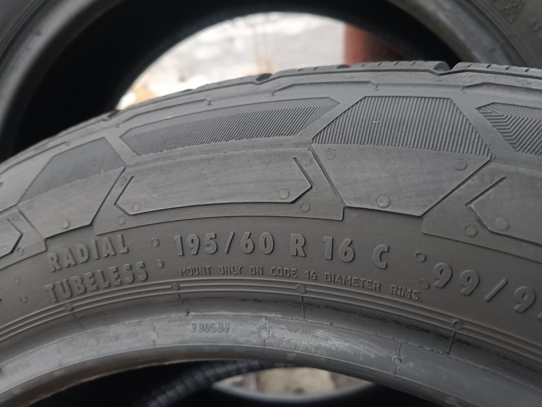 Майже нові зимові шини Continental 195/60 R16C резина цешка Р16 С