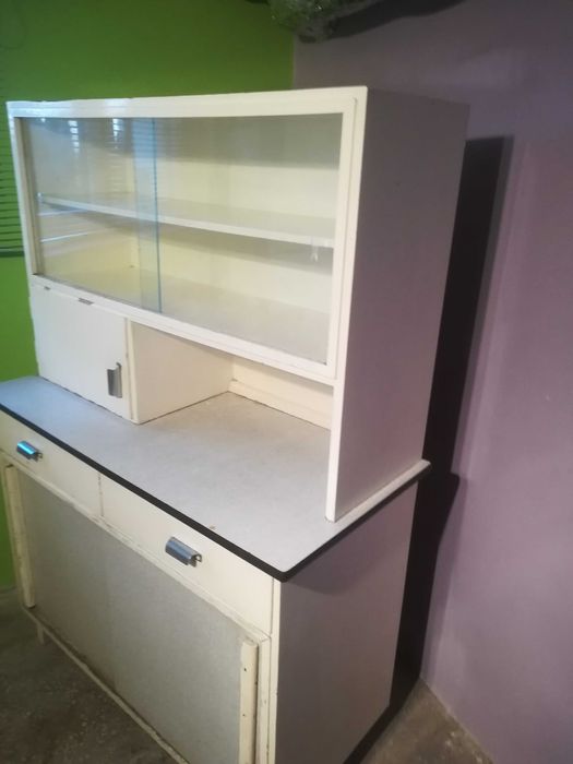 Stary kredens z prl-u