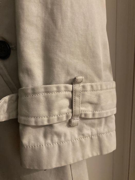 Klasyczny super trencz na wiosne