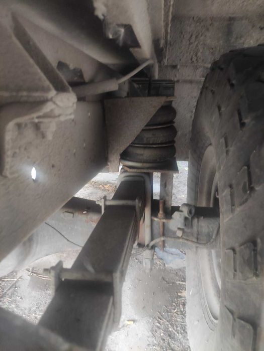 Два ГАЗ-66. Один на повному ходу, другий як донор або для відновлення