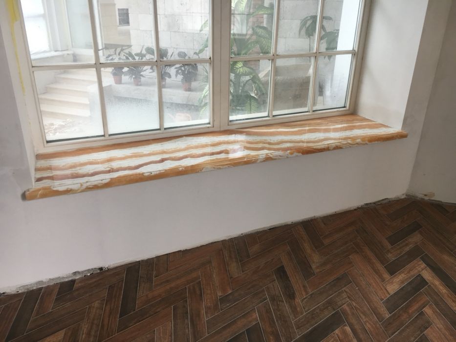 Підвіконня з мармуру, граніту, кварциту на замовлення