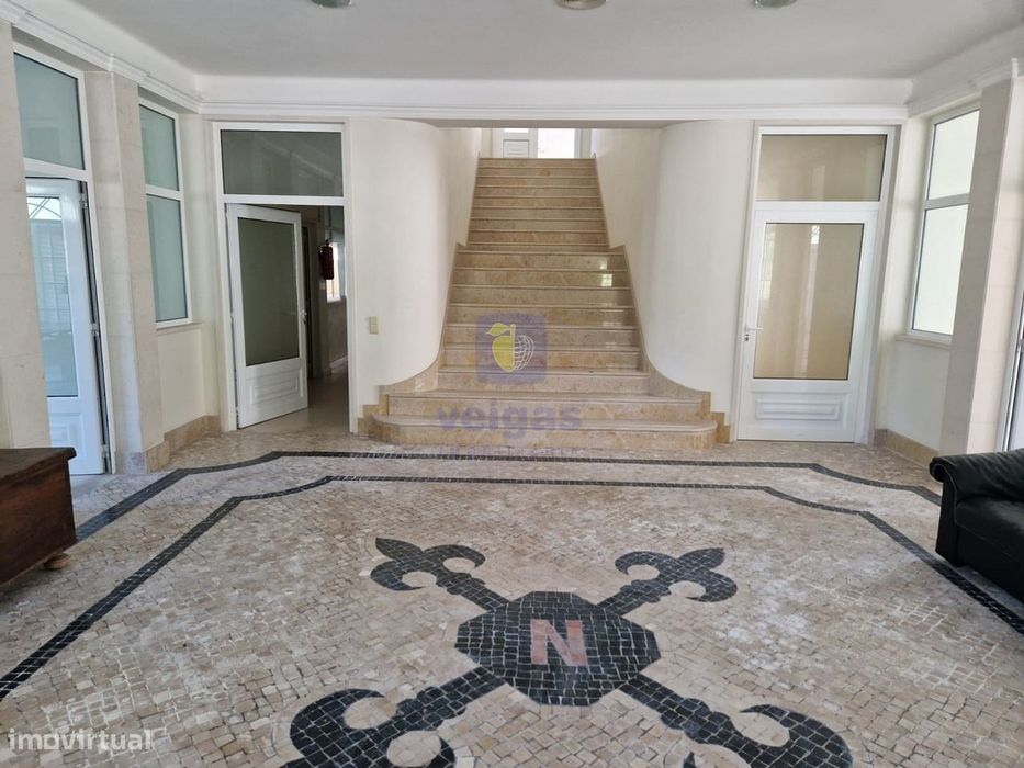 Edifício de 2 Pisos – +1400 m² – Espaços Amplos e Versáteis