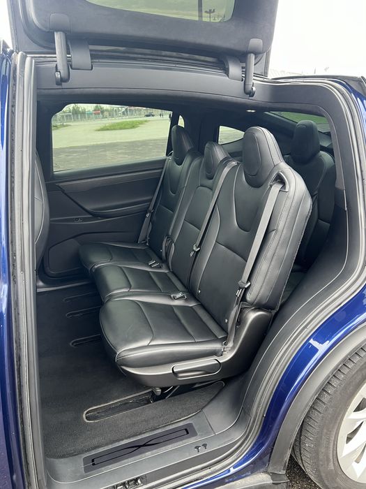 Прокат, оренда Tesla Model X.