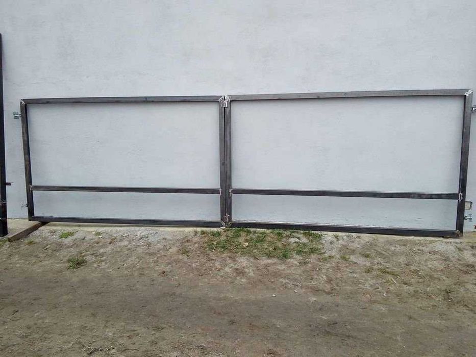 Brama dwuskrzydłowa 500 cm x 150 cm w komplecie z słupkami.