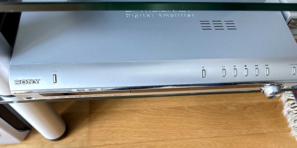 O Sony HCD-DZ700FW  combinando um receptor de Super Audio CD/DVD