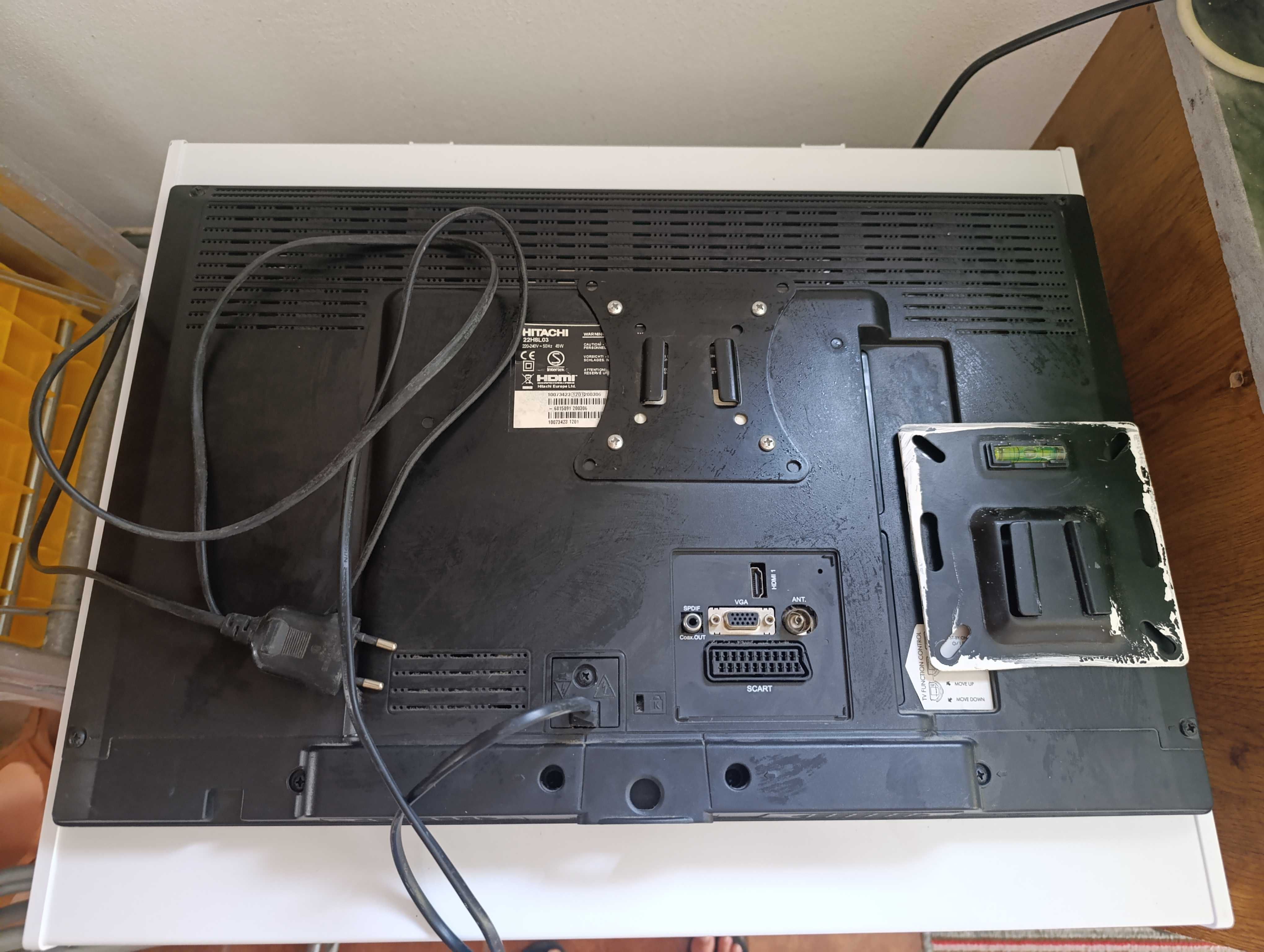 Vendo televisão com suporte de parede