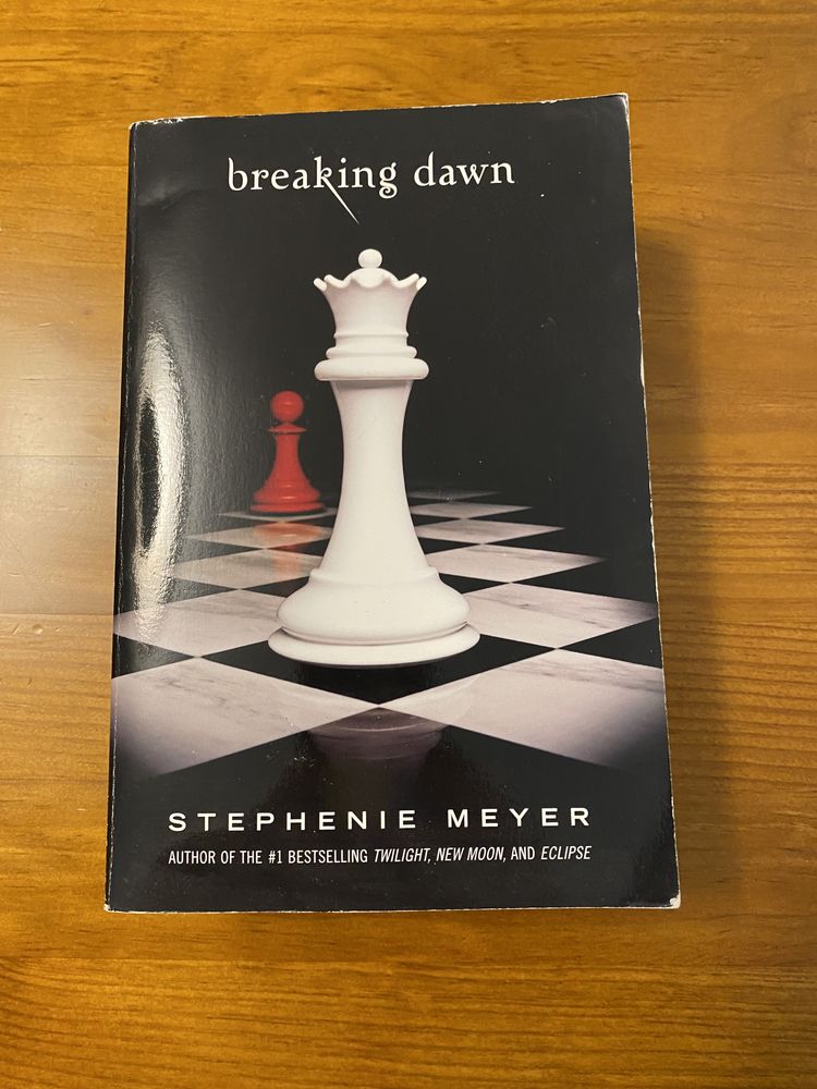 Livro em inglês “Breaking Dawn”