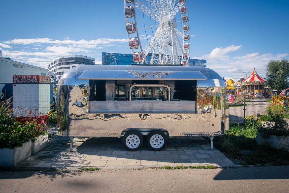 Przyczepa gastronomiczna SHINE – Food Truck – FV23%