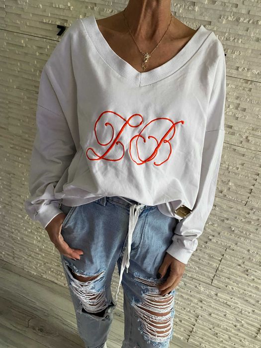 Lola Bianka bluza na jedno ramię oversize logo blaszka Uni