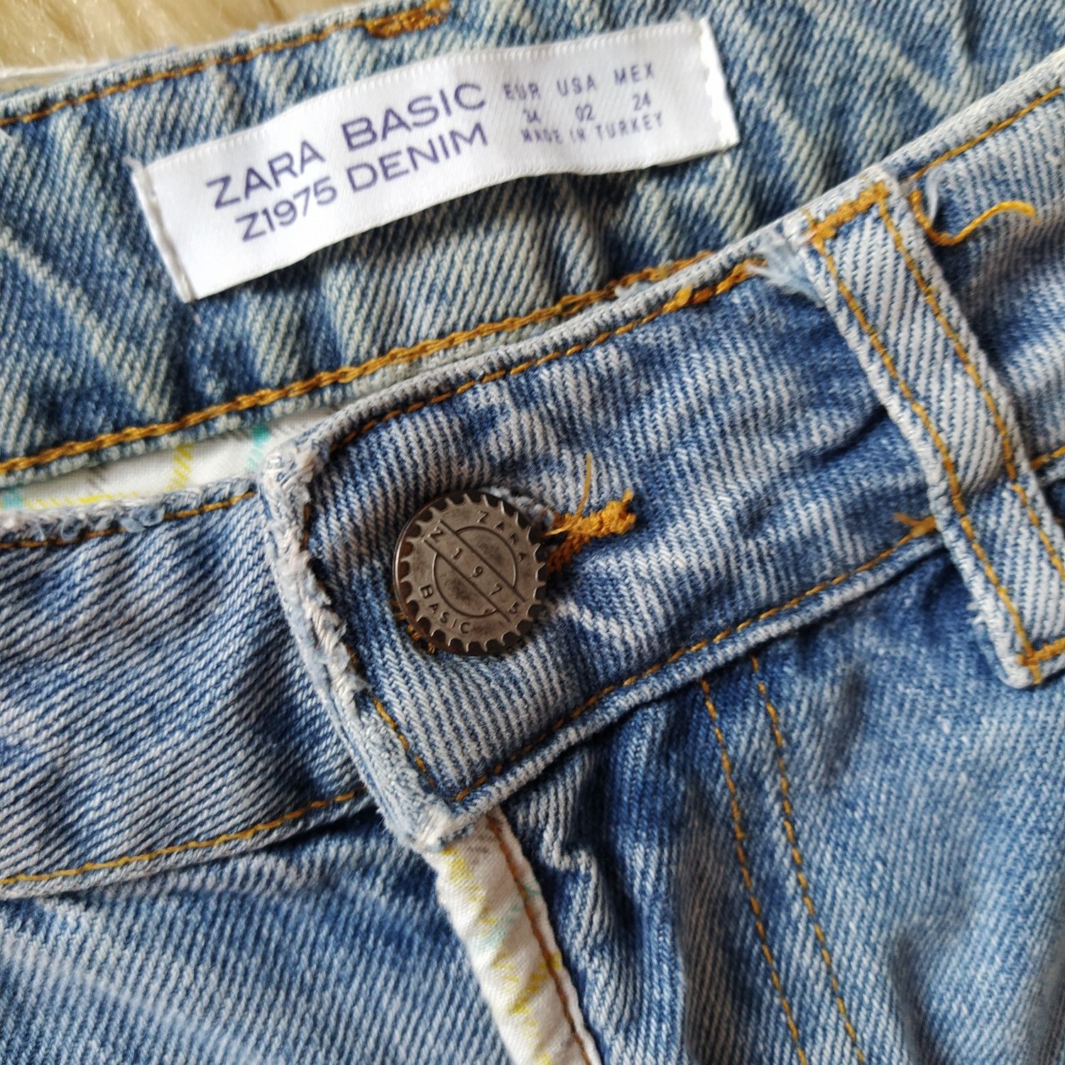 Spodnie jeansowe z przetarciami Zara