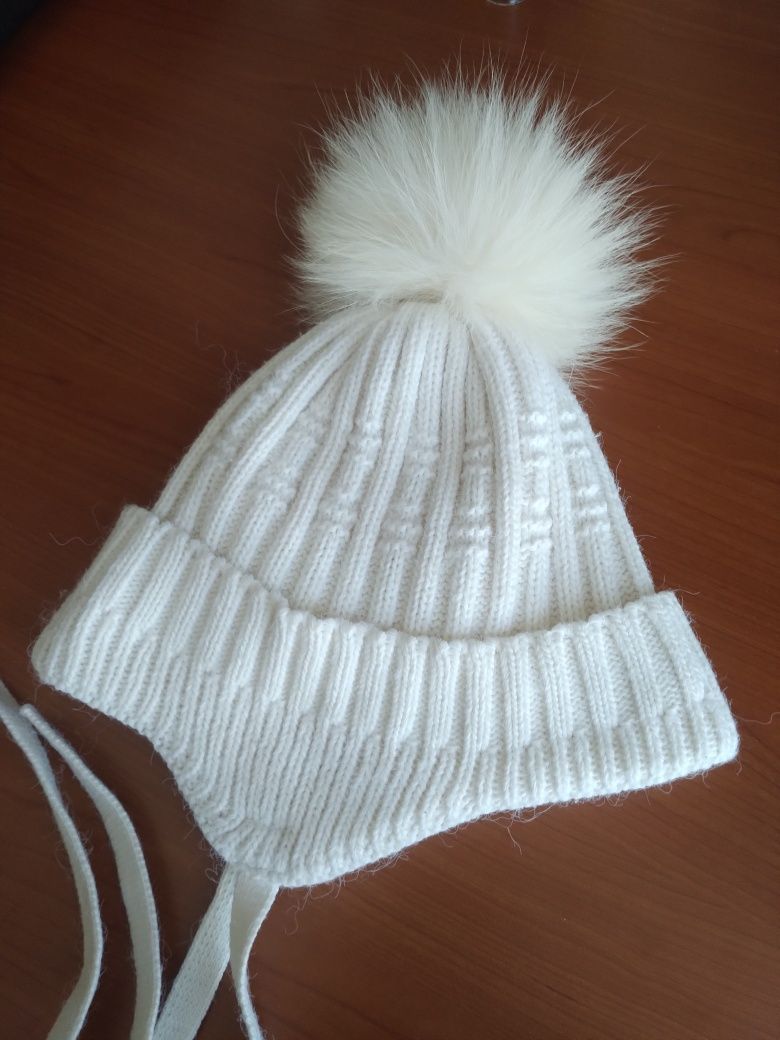Белая тёплая шапочка для девочки