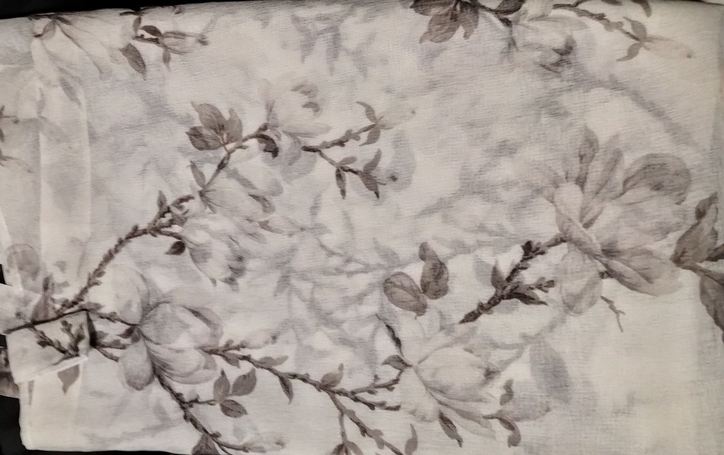 Firana biała w szare kwiaty i gałązki,140x250