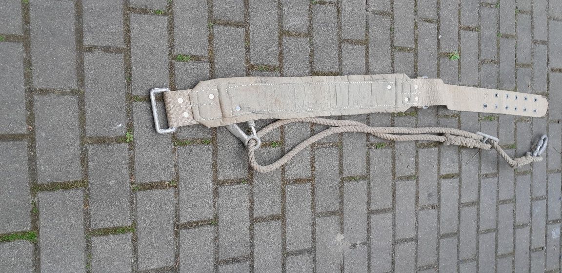 Pas z linką I karabińczykiem