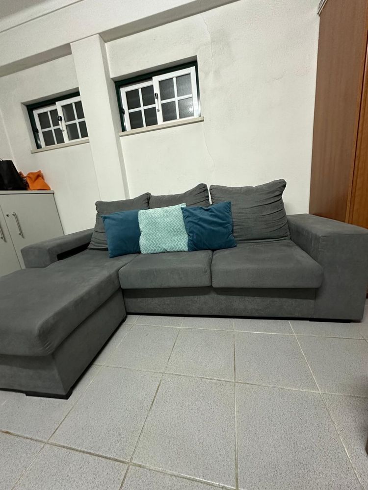 Sofá cinza com chaise lounge