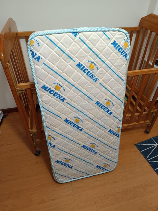 Cama de grades / Berço em madeira maciça com Colchão Verão/Inverno