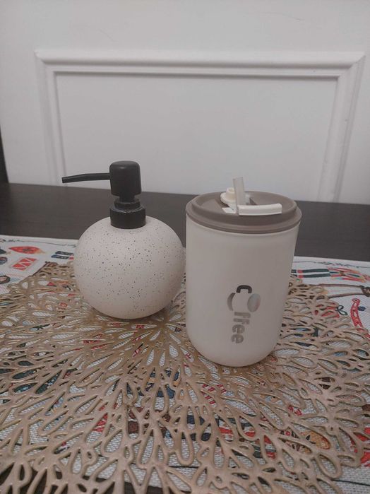Dozownik do mydła + kubek plastikowy