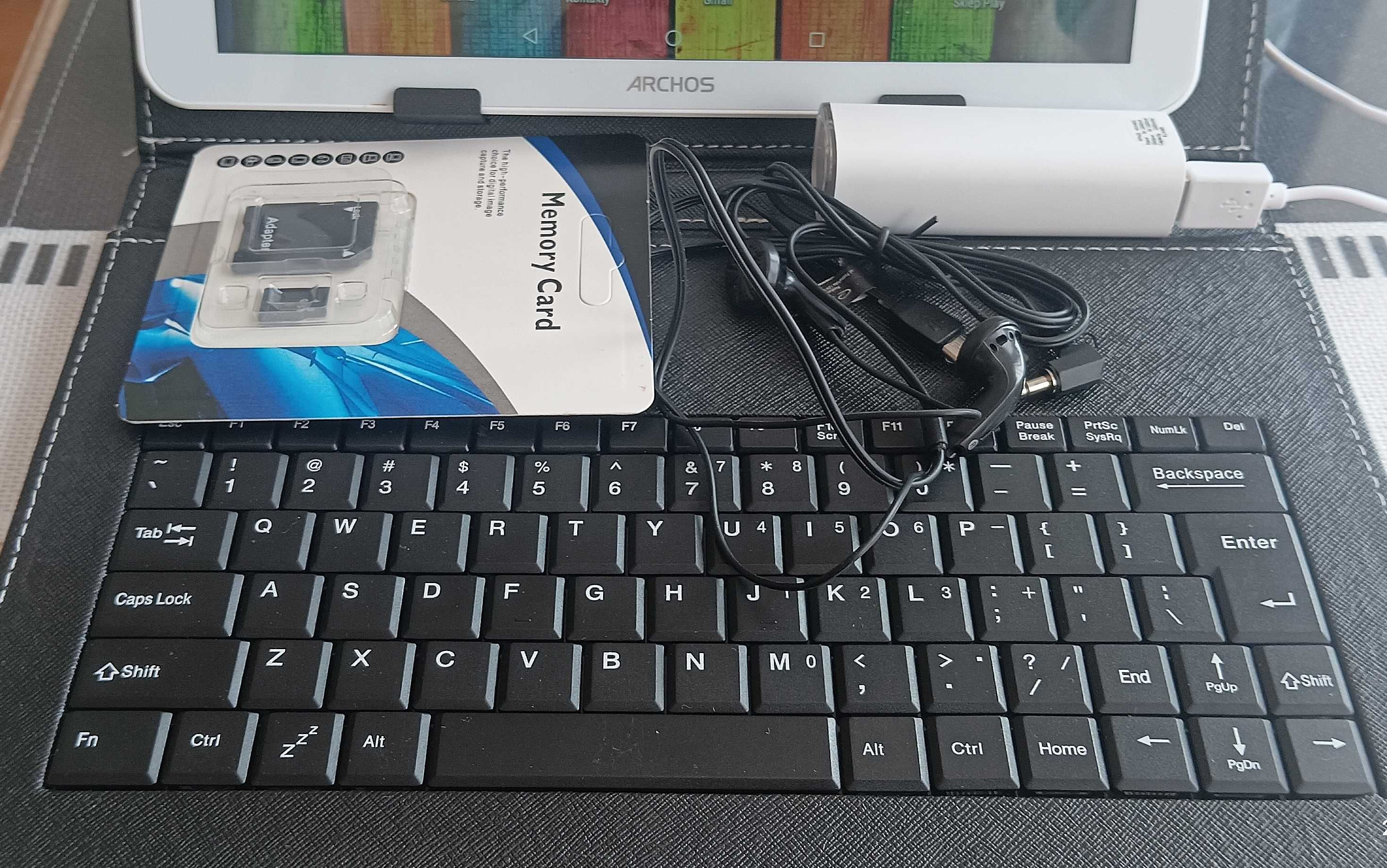 Tablet z klawiaturą w etui i z power bank