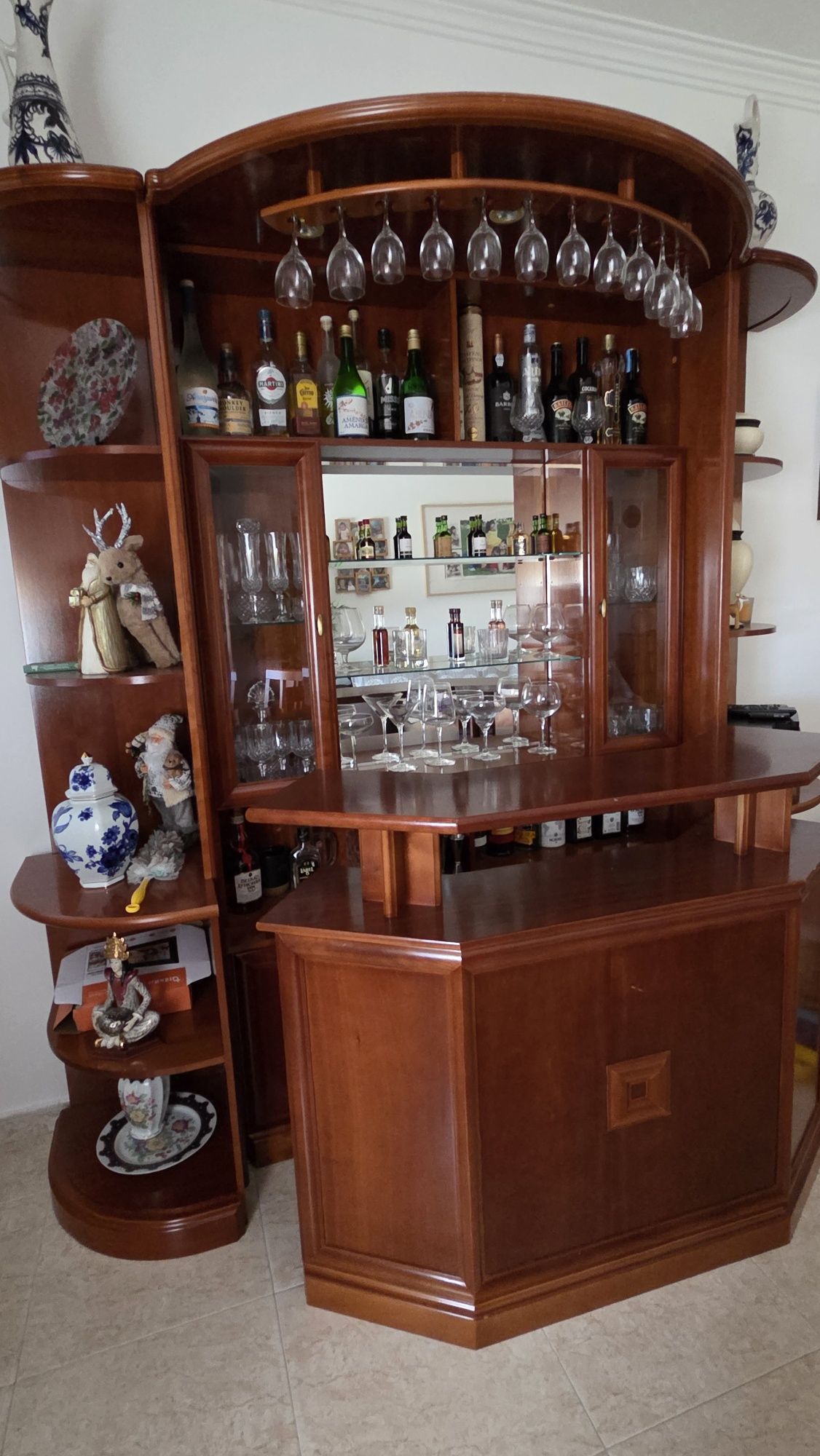 Mobilia de quarto e sala de jantar, usados mas em bom estado