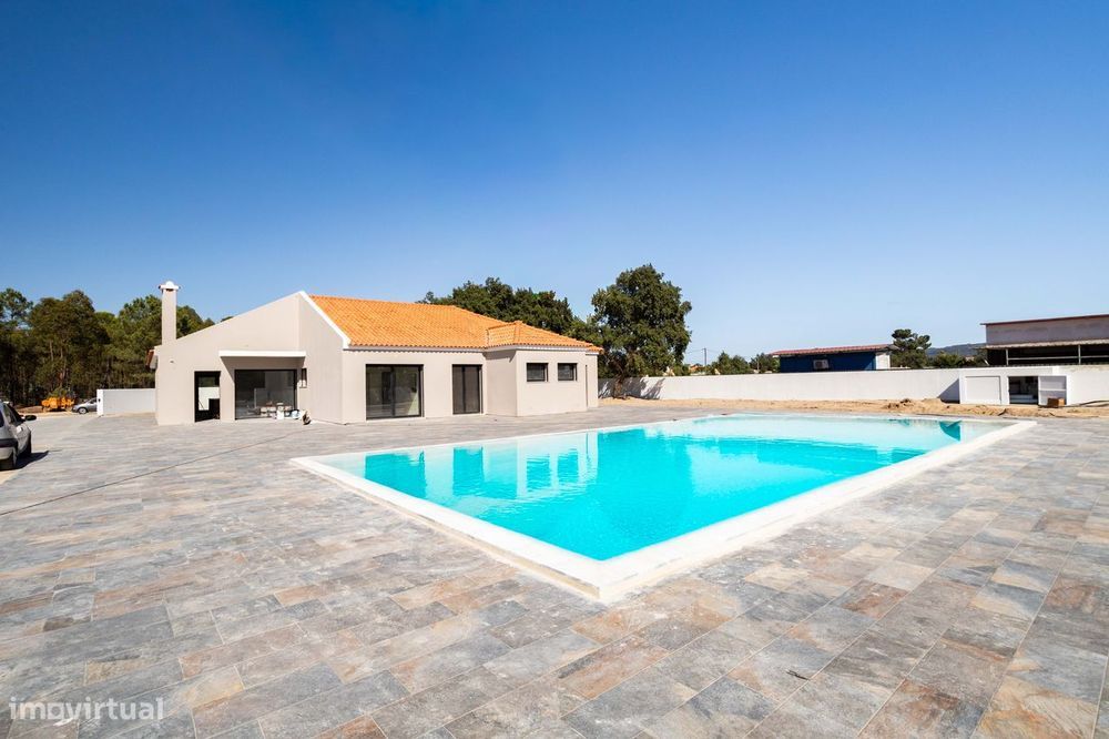 Moradia de Sonho na Quinta do Anjo: Espaço, Conforto e Elegância para