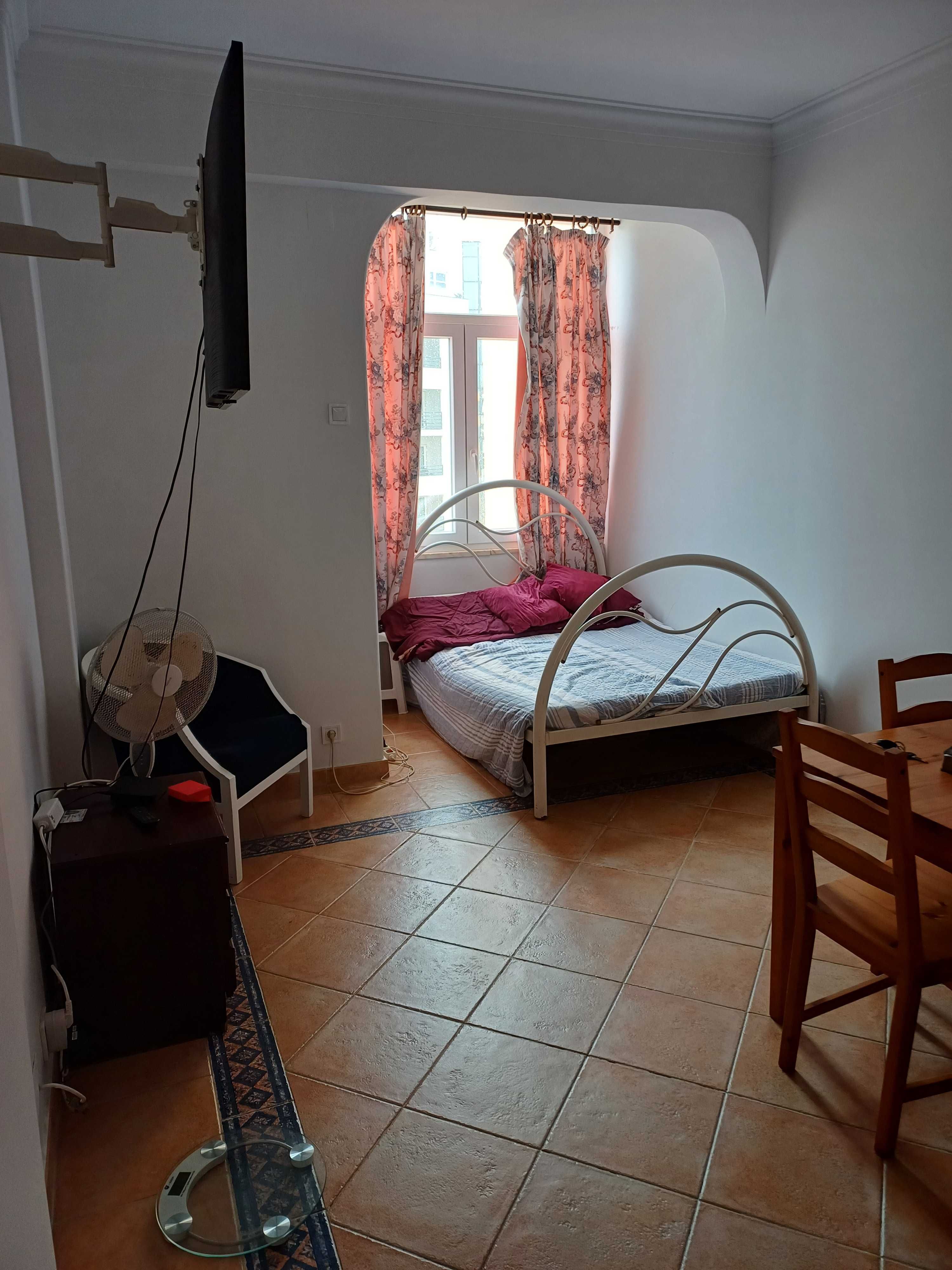 Quarto arrendar para uma pessoa  ou um casal  que trabalhe  fora l.