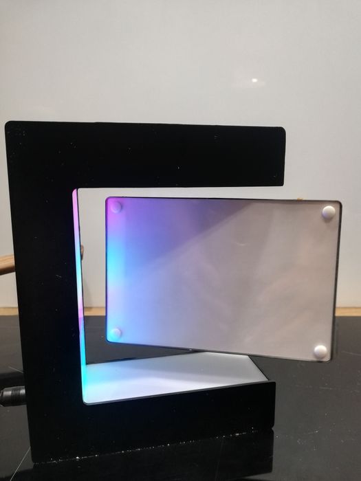 Lewitujaca ramka na zdjęcia