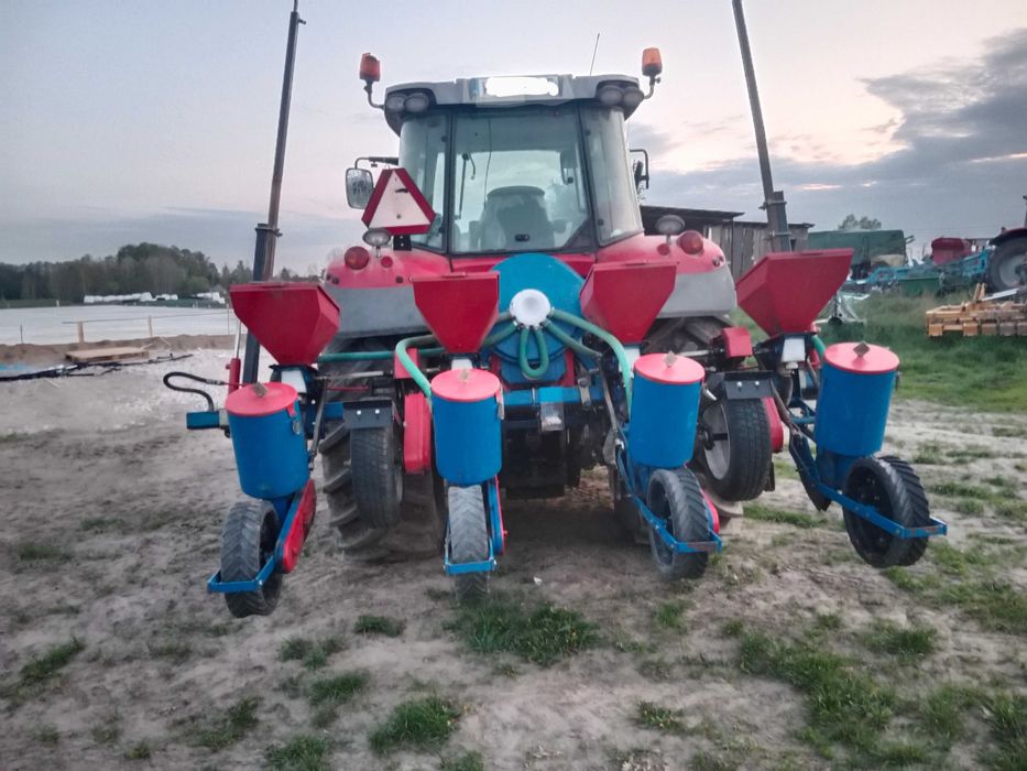 Siewnik do kukurydzy pneumatyczny 4 rzędowy z podsiewaczem nawozu