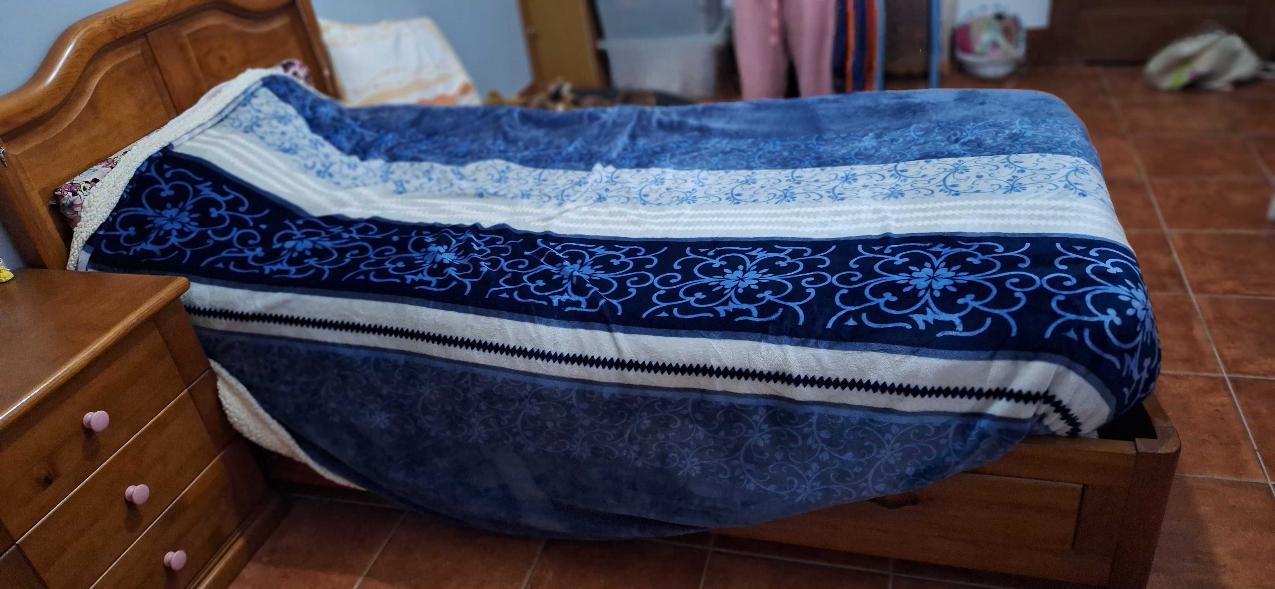 Cama + camiseiro + mesa de cabeceira