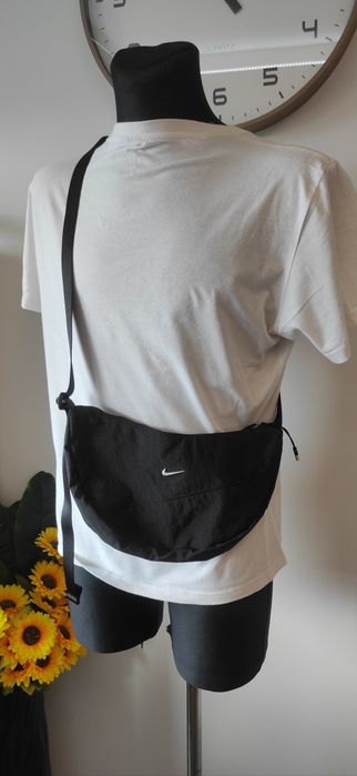 Torebka nerka saszetka firmy Nike 
Jedna przegroda
Szybka wysyłka