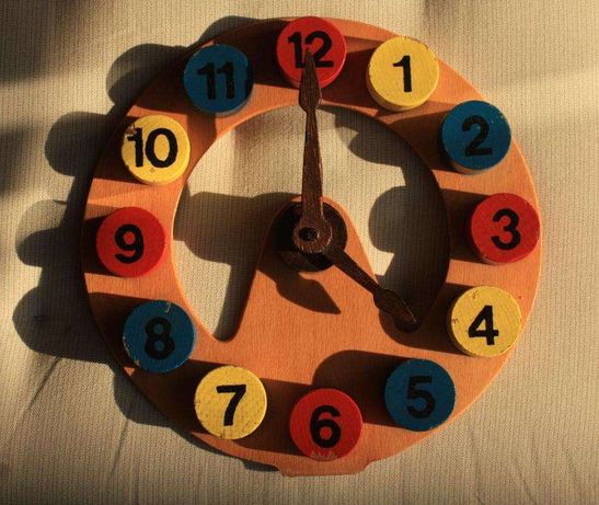 Relógio de madeira para a criança brincar e aprender as horas