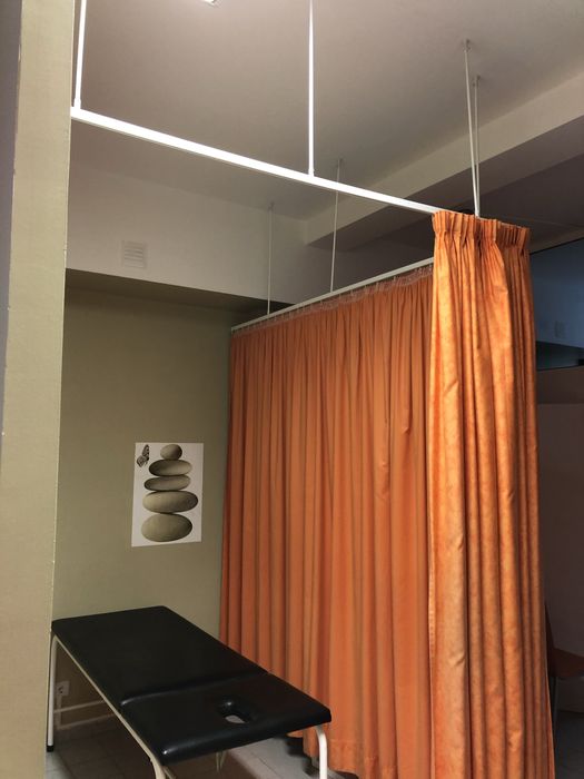 Vendo 4 cortinas cor de laranja com as respetilhas calhas