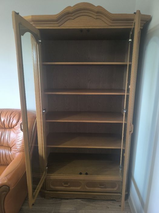 Drewniana szafa solidna