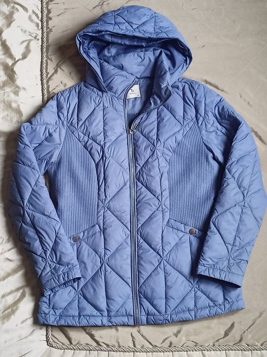 Курточка жіноча або дівоча. Розміру M. Для зросту приблизно 160 см. У