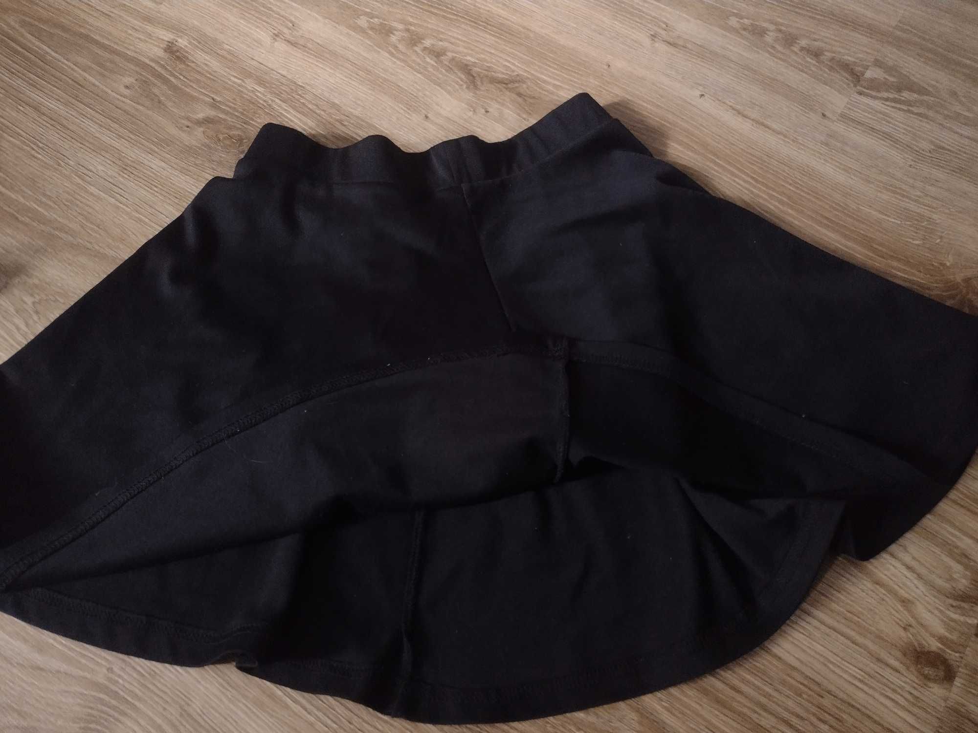 Czarna spódnica rozkloszowana