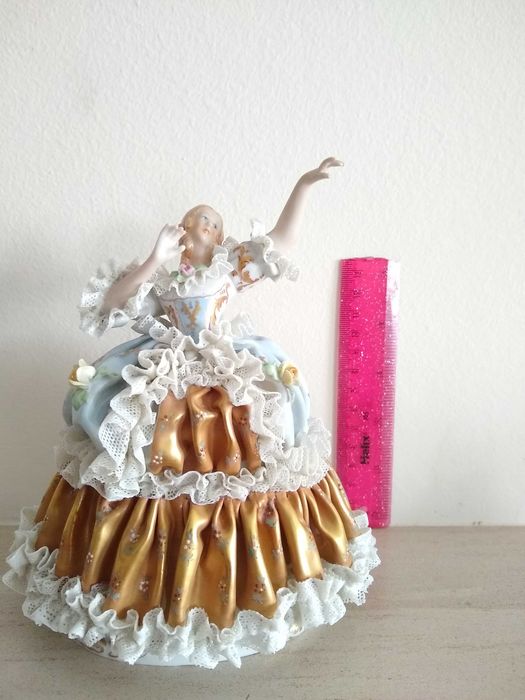Figura feminina de porcelana fina - Artibus