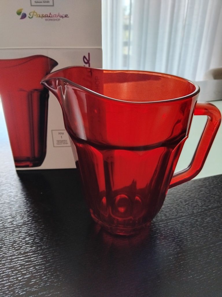 Jarro em vidro vermelho