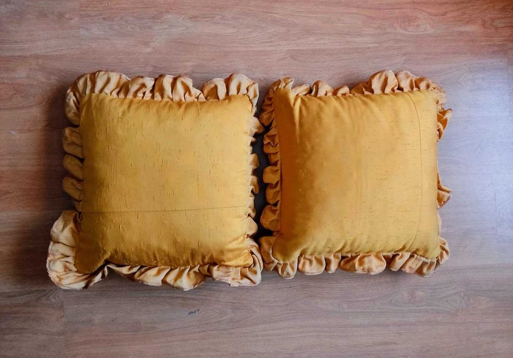 Par de almofadões em tecido dourado