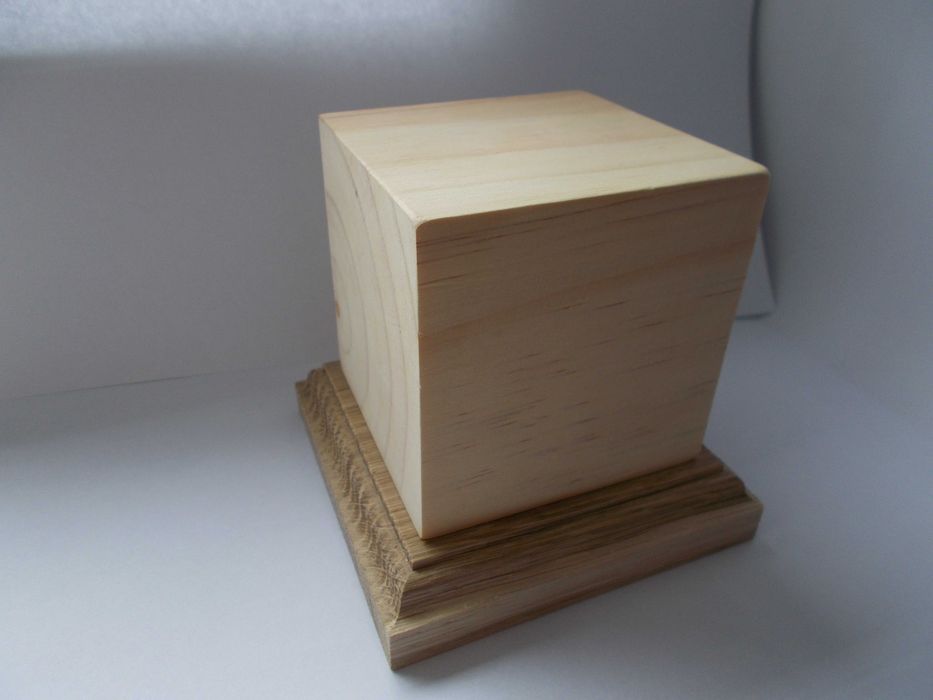 Drewniana podstawka z podwyższeniem pod figurki modele dioramy cokół