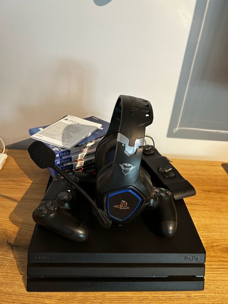 PlayStation 4 pro plus dodatki