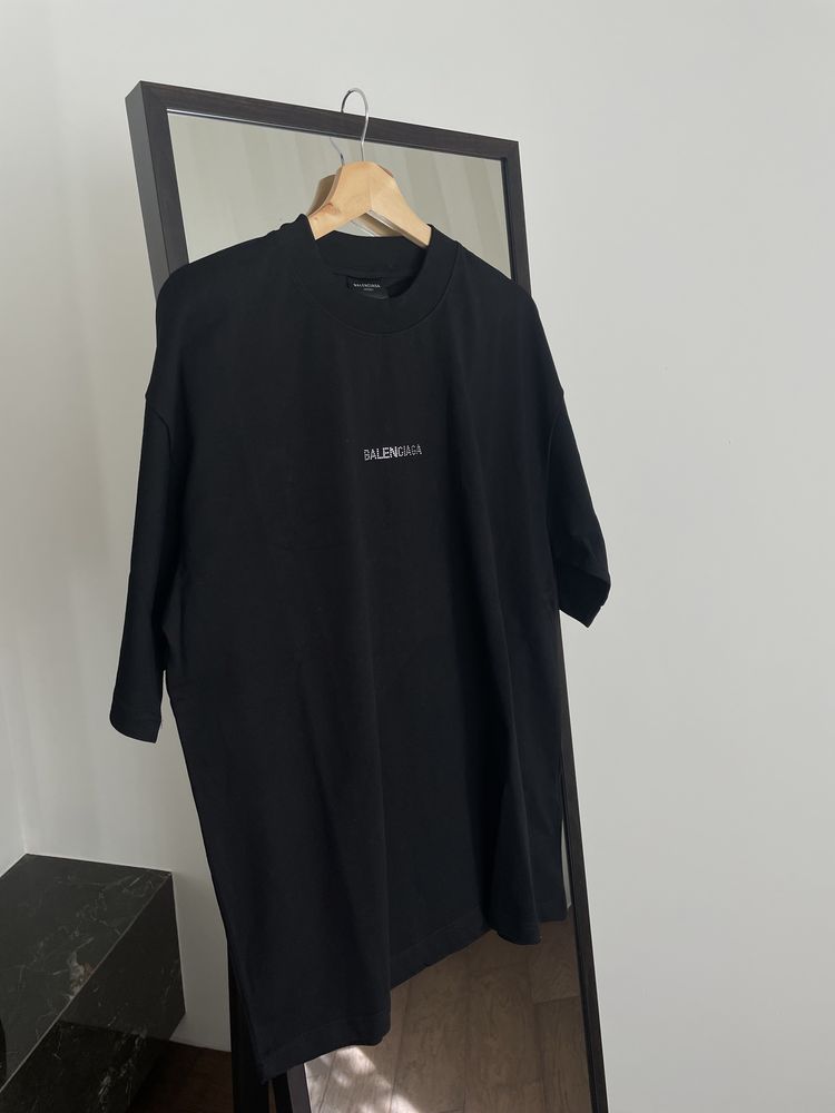 Футболка Balenciaga в наявності