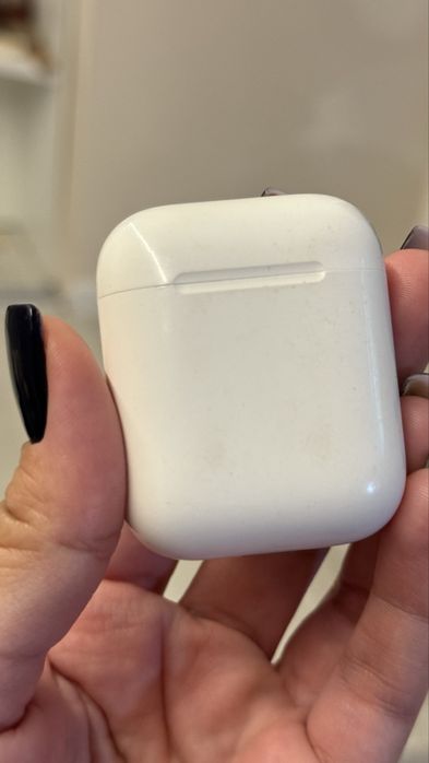 Продам AirPods2 A2031 тримає батарею